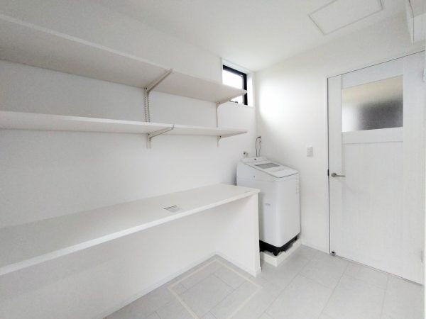 株式会社八興建設:ランドリールーム